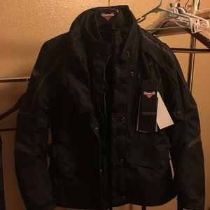 Women’s med- men’s 2xl will fit a man who wears XL